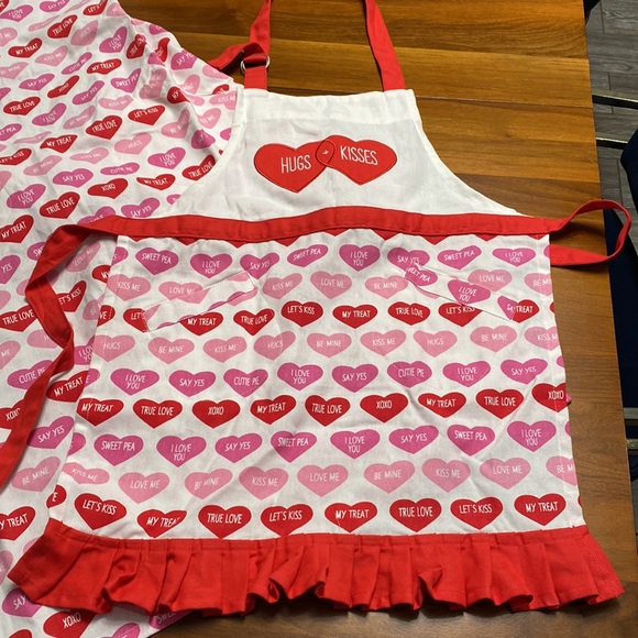 Mommy and Me Matching Valentine Aprons NWOT - Picture 2 of 9